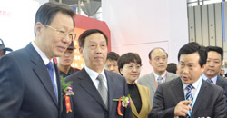 2011年11月25日，在中国国际环保产业博览会上省长李学勇等领导视察科行集团展区。